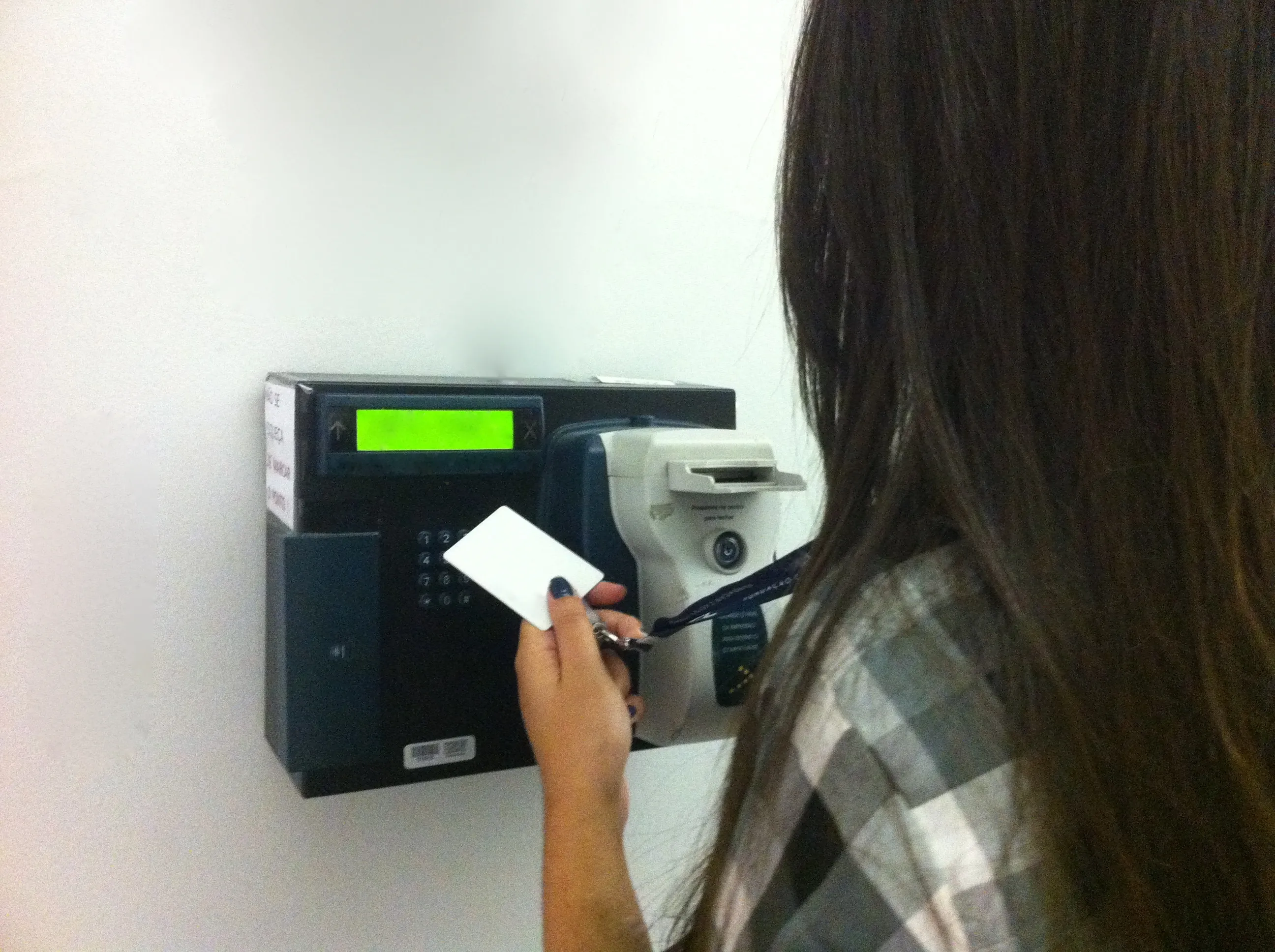 Relógio de ponto eletrônico usado para registro de jornada de trabalho.