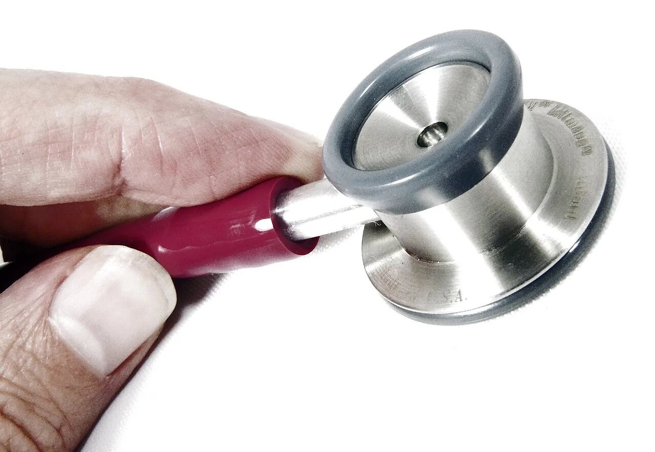 Estetoscópio em uso durante exame médico