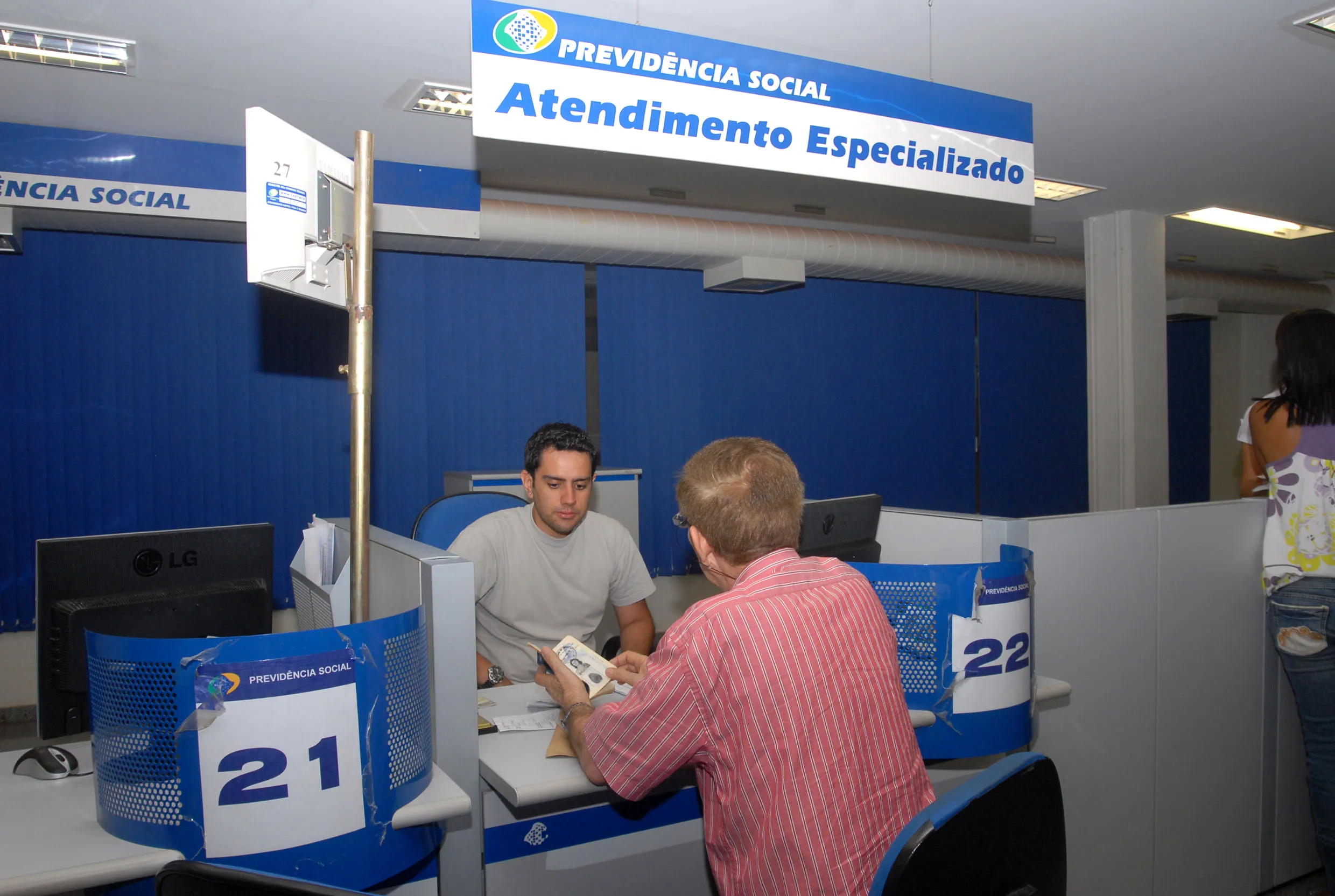 Segurados em atendimento em uma agência da Previdência Social (INSS).